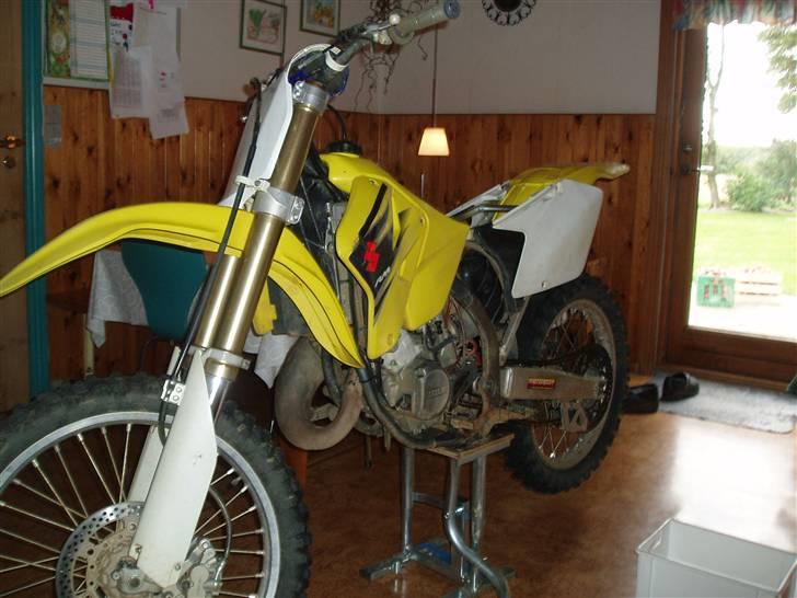 Suzuki rm 125 - ..billede taget inde stafferinger faldt af :D billede 4