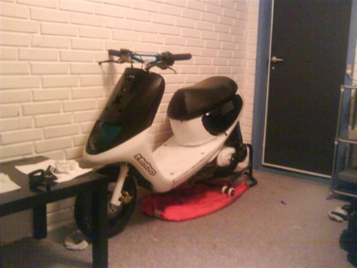 Yamaha jog space - Der står den jo fint :b dejligt og varmt, inde på mit værelse (: billede 16