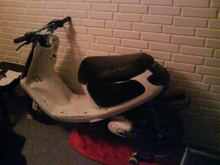 Yamaha jog space - Der står den jo fint :b dejligt og varmt, inde på mit værelse (: billede 17