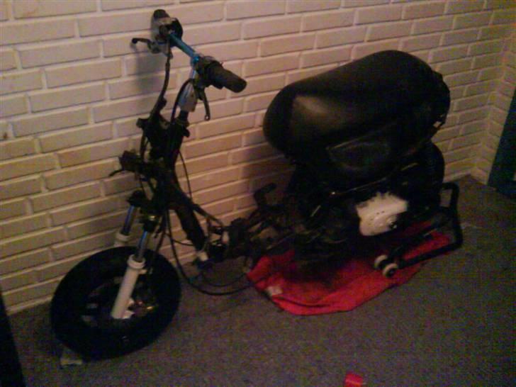 Yamaha jog space - er igang med at pille ledningsnettet af.. der kommer alligevel Eprom på, så ledningsnettet er ikk til nogen nytte. billede 20