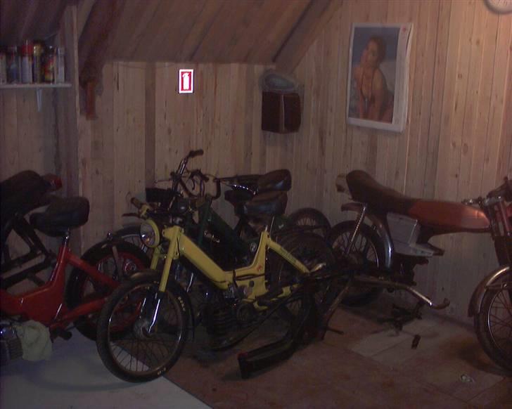 Puch maxi - her står den så i vinter hi.. til det bliver sommer :) billede 9