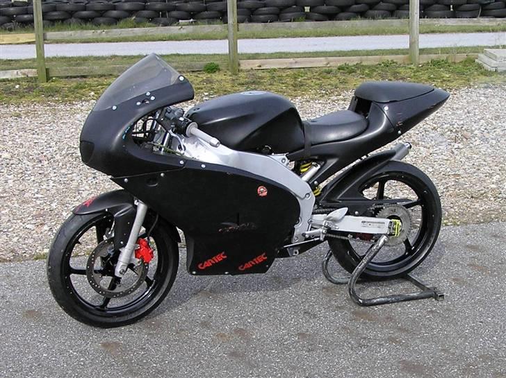 Aprilia RS50 - RS´eren ved årets første træning. Bevis på at jeg ikke selv har lavet alle skrammer ;) billede 1