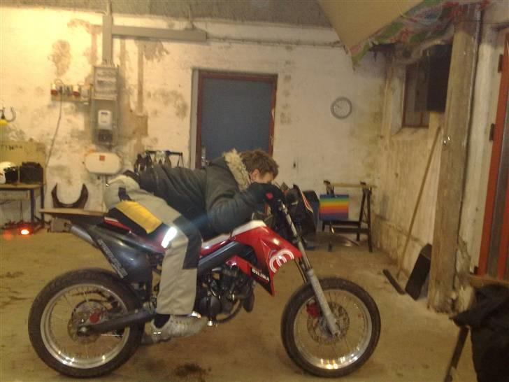 Gilera smt LC DD *Byttet* - ralle demonstere lige hvordan man skal sidde når man køre smt :D .. billede 20