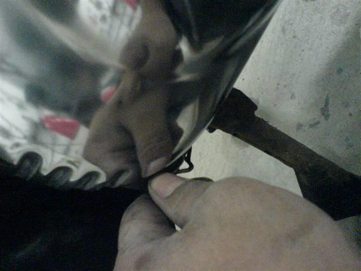 Aprilia Rally *Stage6* SOLGT! - I gang med at smide skruerne i.. man kan næsten spejle sig i det :D billede 5