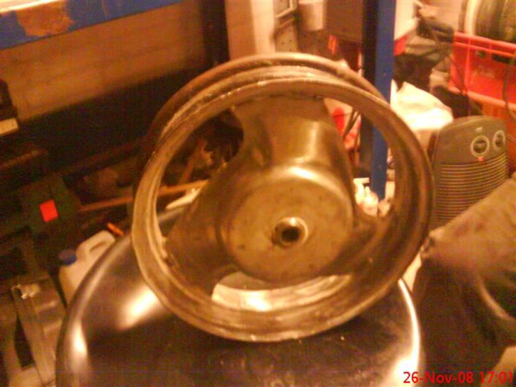 Yamaha Jog as - det var så fælget inden det blev malet, det tog søren et godt stykke tid at slipe det  ned billede 6