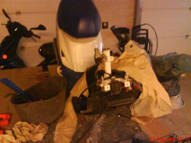 Yamaha Jog as - så er forgaflen skruet af, og vi er i gang med nedpusningen. billede 10