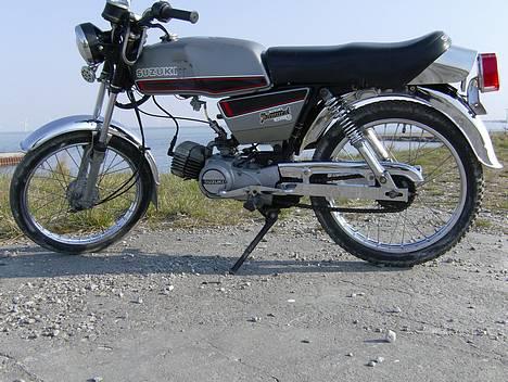 Suzuki Samurai Dm50 Solgt - hellere krom og gear end plastic og visir!!! billede 1