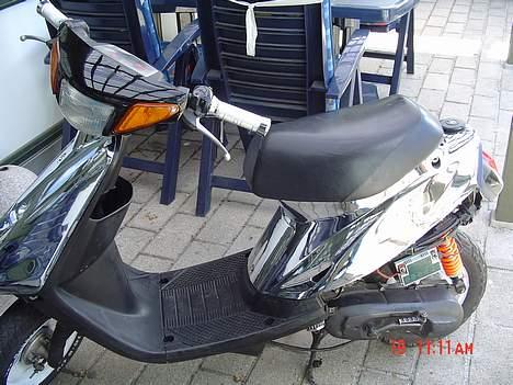 Yamaha Jog  - sådan så den ud da jeg fik den og så lavede jeg lidt om på den.. billede 3