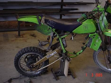 Kawasaki kx80 høj   BYTTET til 4g - her er LC motoren kommet af og den er klar til en ny-----------gamle billeder------ billede 4