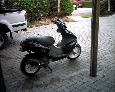 Benelli 491 ST - har kun dette billede, hvor klistermærke og køleskjoldet afviger fra nuværende udseende, men vær sød og godkend den så vi kan få sat en stopper for alle de knægttyve, der ikke kan kende forskel på dit og sit!;-) billede 1