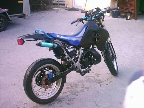Suzuki smx  - byttet væk.. - Det nyeste billed...med metrakit udstødning....taget den 4 april 2005 billede 3