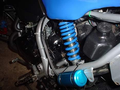 Suzuki smx  - byttet væk.. - indsugningsforstærker...og fjeder der er sandblæst og lakeret! billede 6