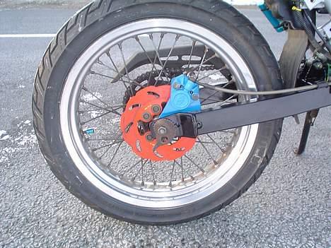 Suzuki smx  - byttet væk.. - metrakit skivebremse....og sandblæst og lakeret bagsvinger!! og også lakeret kaliber. det samme foran.. billede 10