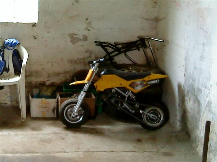 MiniBike KTM "wannabe-bike" - Før projektet gik i gang, med knallert-kæde og tandhjul. Kunne ikk køre med det.  billede 2