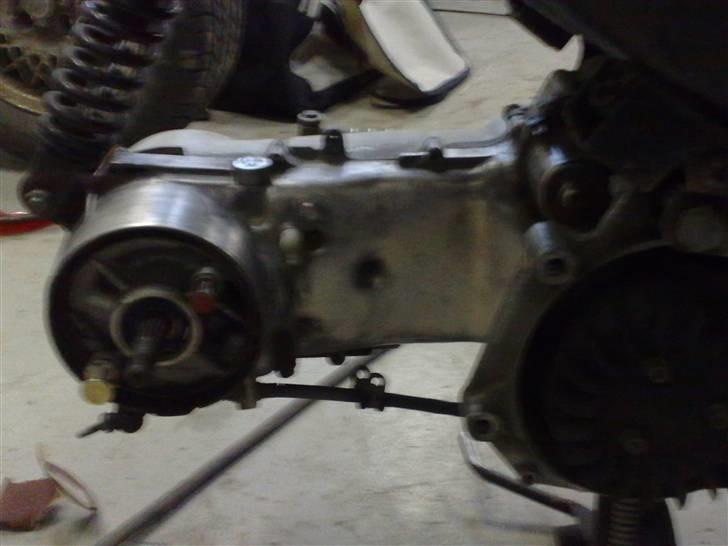 Aprilia sonic - er ved at slibe den..skal snart poleres.. billede 8