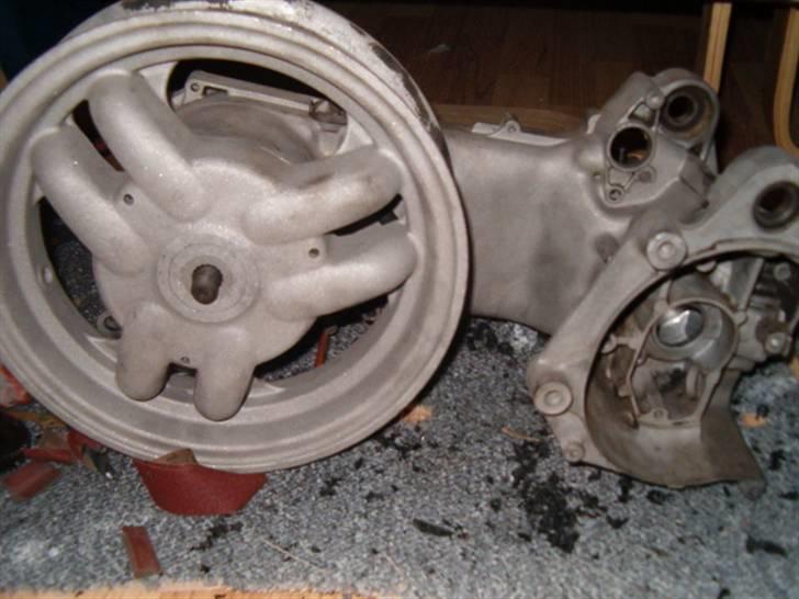 Aprilia sprinter AC (projekt) - med axis fælg efter sandblæsning.. mangler lige og få blæst den anden fælg og gaffelben billede 11