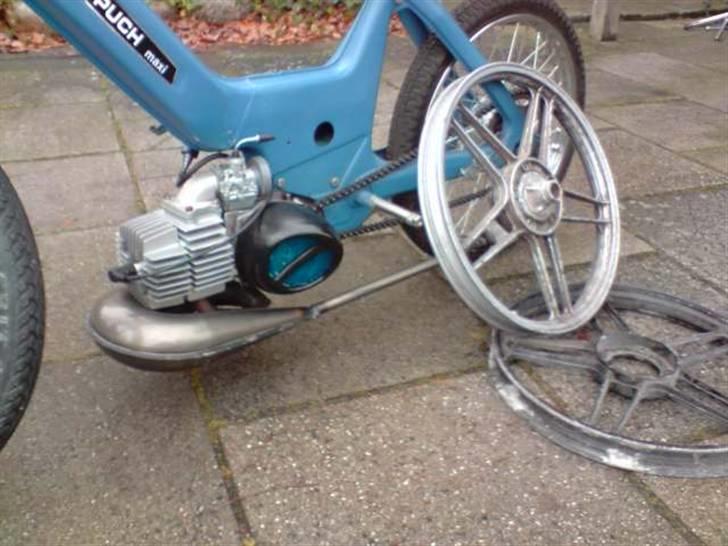 Puch Maxi K - Fælgene skal  bare lige renses for skridt og snavs. så skal de males sorte og så skal de på. billede 8