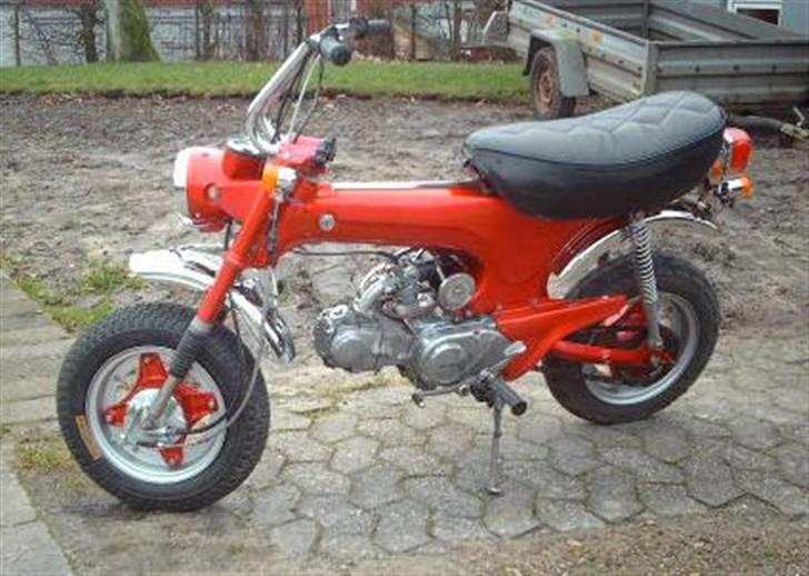 Honda dax ST50 candy red billede 1
