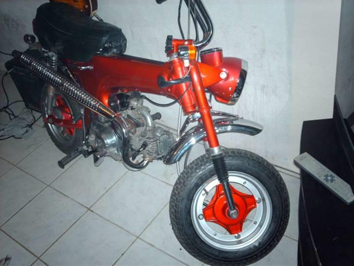 Honda dax ST50 candy red billede 2