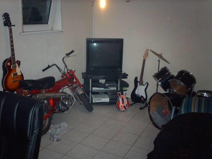 Honda dax ST50 candy red - ja der kan den stå til varmen kommer igen udendørs :D billede 9