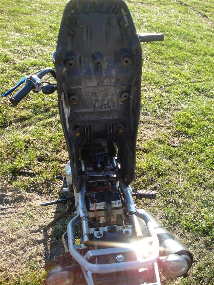 Skyteam PBR SOLGT. - åbner lige sædet, så man kan skimte de skulte sager, som f.eks. batteriet. billede 7