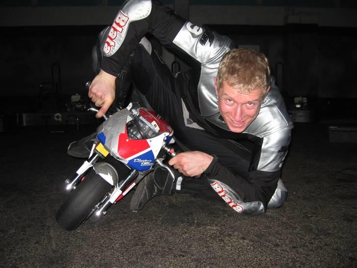 Blata WRS 14 - Hvis man kører rigtig hurtigt kan man få albuen ned. Hjelm og handsker er fjernet i Photoshop... billede 11