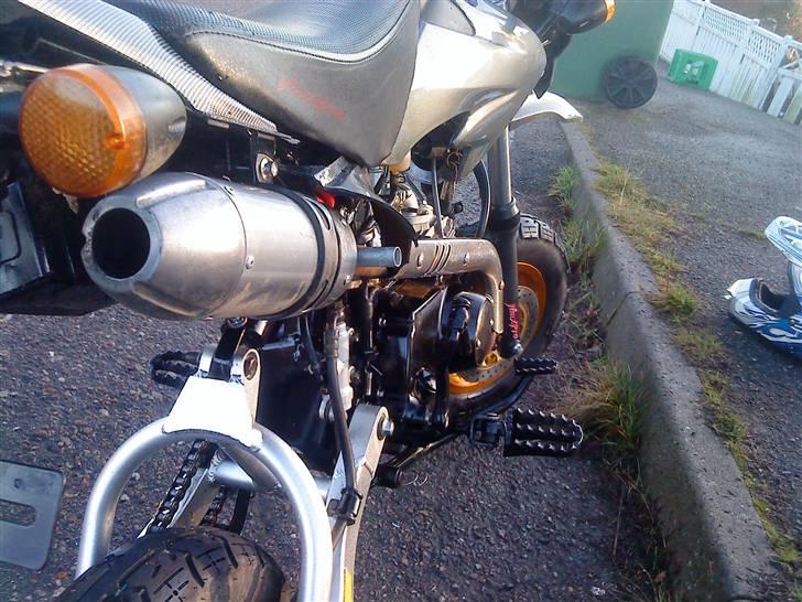 Shineray 125cc Byttet Til RMX  - Skjoldet ved udstødning knak da jeg væltede i en rundkørsel der var isglat og den gled :´( billede 3