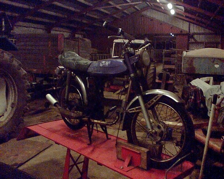 Puch Grand Prix - byttet - Li rullet ind i værkstedet, stadig rim på den efter den har stået ude i et par år billede 4