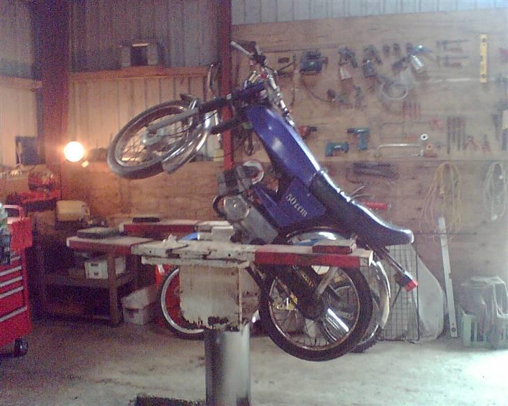 Puch Grand Prix - byttet - Så sættes der ny udstødningspakning i, altid rart med en bette lift ;) billede 6