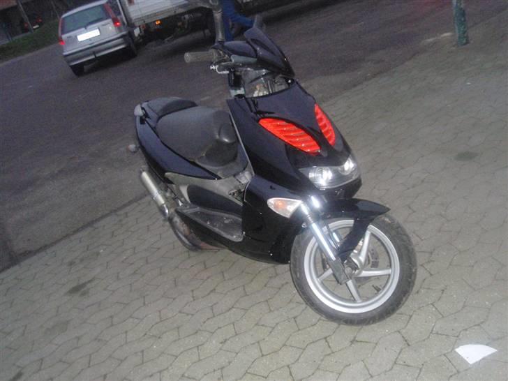 Aprilia SR50 LC DD (SOLGT) - fronten som den ser ud nu billede 1