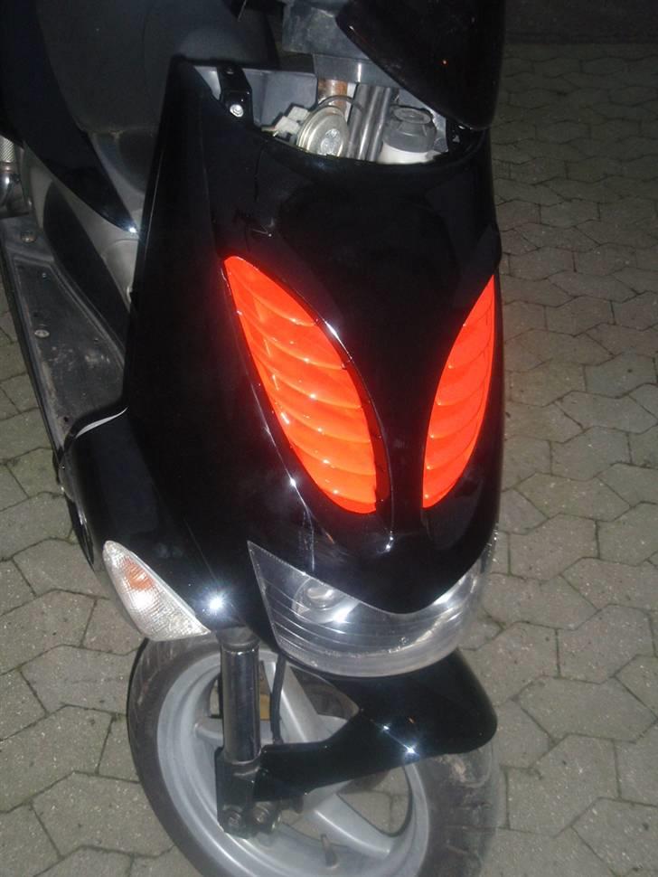 Aprilia SR50 LC DD (SOLGT) - front kåben tæt på billede 2