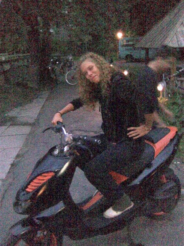 Aprilia sr 50 ditech Byttet - Simone der lige skulle være sej:) er hun os på den:D billede 14