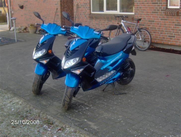 Peugeot speedfight 2 ac  - mig og min vens peugeoter ..... benjamin Ø til højer om min til venstre. datoen passer ikke billede 7