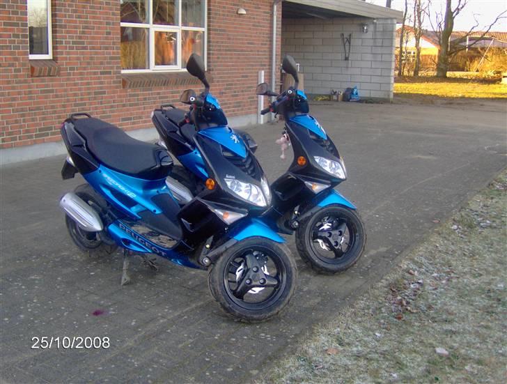 Peugeot speedfight 2 ac  - mig og min vens peugeoter ..... benjamin Ø til højer om min til venstre. datoen passer ikke billede 8