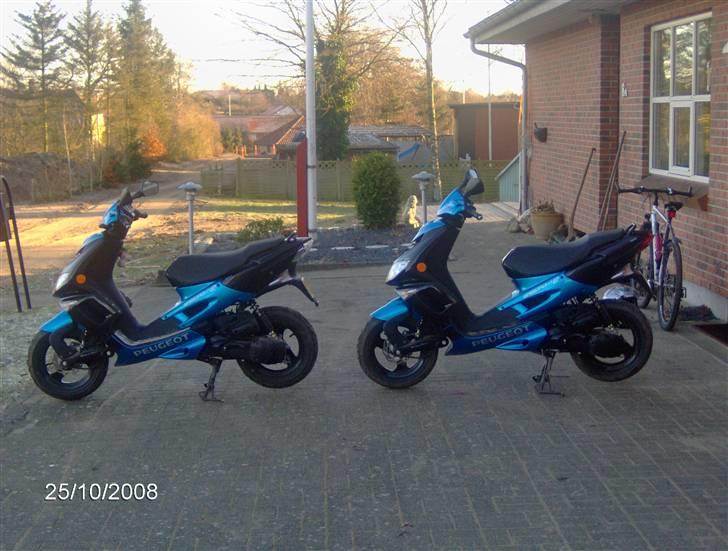 Peugeot speedfight 2 ac  - mig og min vens peugeoter ..... benjamin Ø til højer om min til venstre. datoen passer ikke billede 9