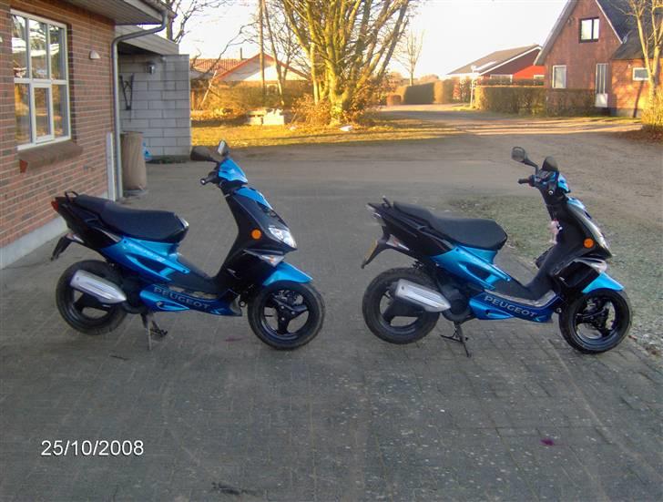 Peugeot speedfight 2 ac  - mig og min vens peugeoter ..... benjamin Ø til højer om min til venstre. datoen passer ikke billede 10