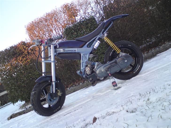Suzuki Street'Rox /EVO - første gang i lyset efter renovering. normalt ikke et vejr den ser noget til, men der skulle tages billeder :) billede 1