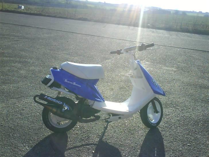 Yamaha jog  solgt for 7250kr - ALLE SKJOLDE ER DER GIDER BARE IKK SÆTTE DEM PÅ DE ER NYE :) billede 2