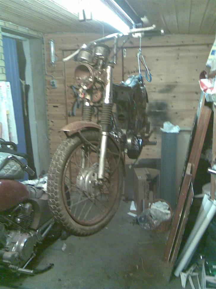 Yamaha FS1 K1 (projekt) - så er den oppe og hænge og motoren er så småt monteret. billede 15