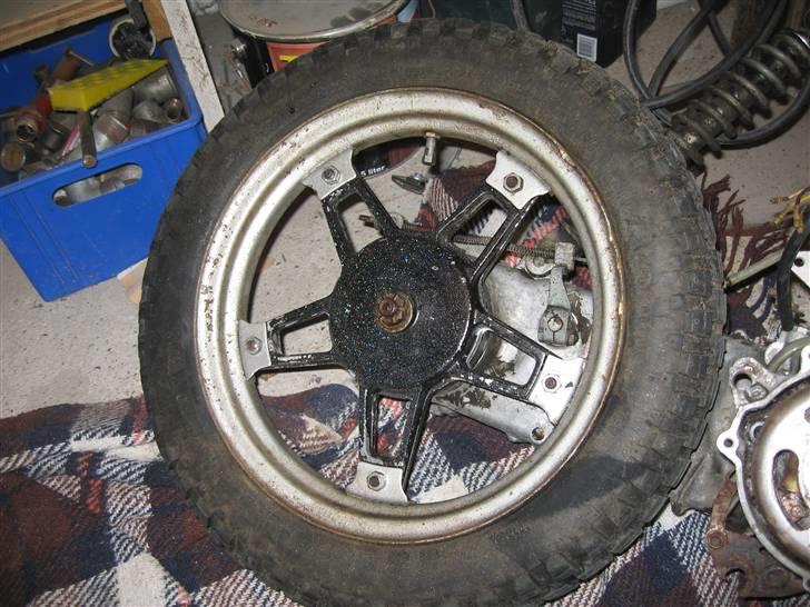 Suzuki Fz50 [Projekt 09] - Bagfælg & dæk (det er cross dæk) billede 10