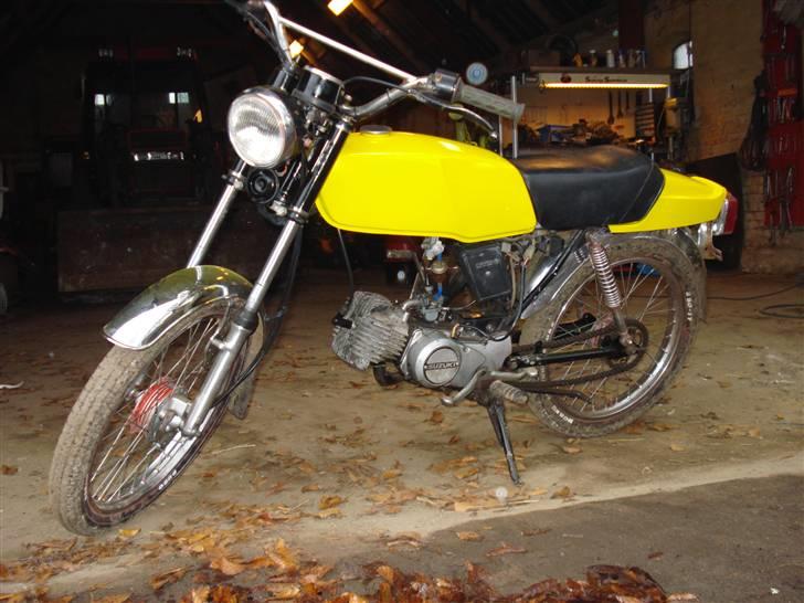Suzuki DM50 Samurai *solgt*  - Ja, nu mangler den kun at få sideskjolde, og få monteret kædeskærmen billede 1