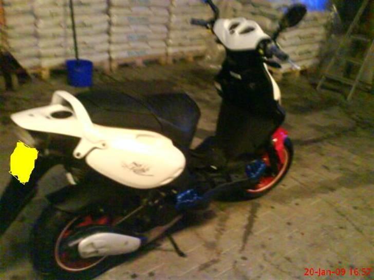 PGO pmx no fear[Solgt]9600kr, - Er i gang med at lakere den :) .. billede 8