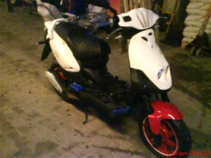 PGO pmx no fear[Solgt]9600kr, - Er i gang med at lakere den :) ..  billede 9