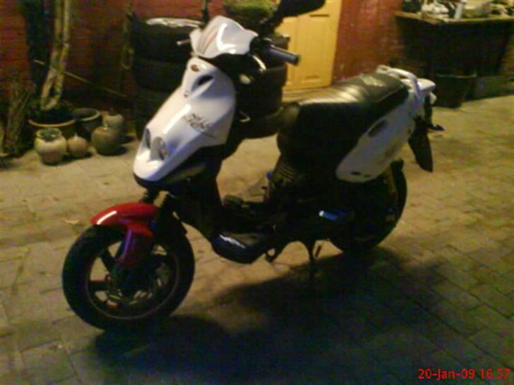 PGO pmx no fear[Solgt]9600kr, - Er i gang med at lakere den :) .. billede 10