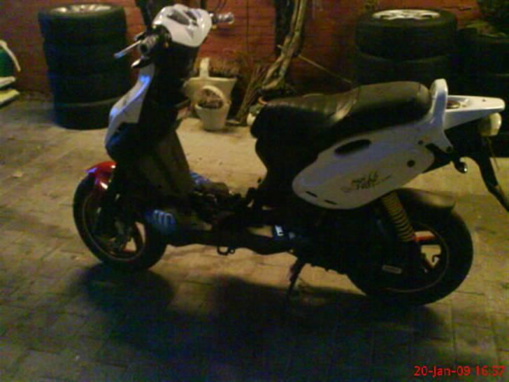 PGO pmx no fear[Solgt]9600kr, - Er i gang med at lakere den :) .. billede 11