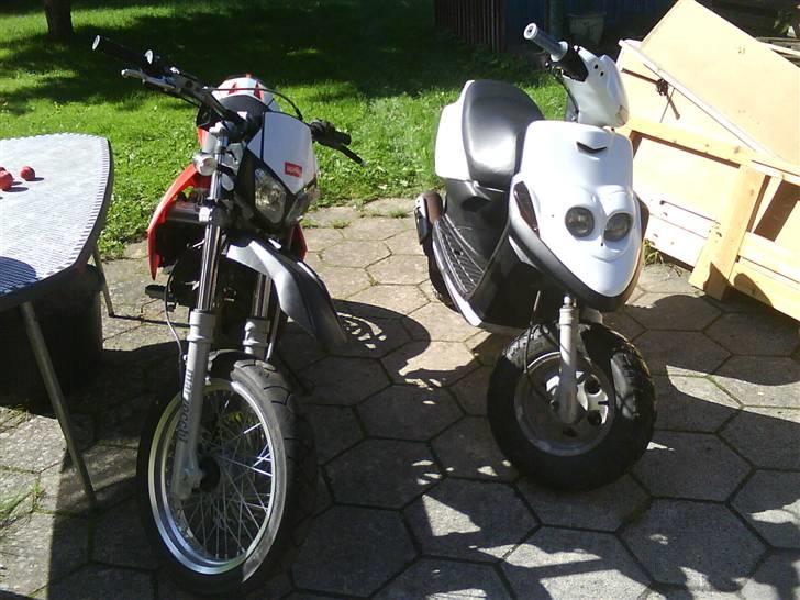 Aprilia sx50 fundet igen:) - de to dejlige tøser:) billede 9