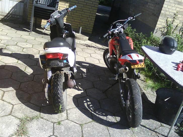 Aprilia sx50 fundet igen:) - de to dejlige tøser:) billede 10