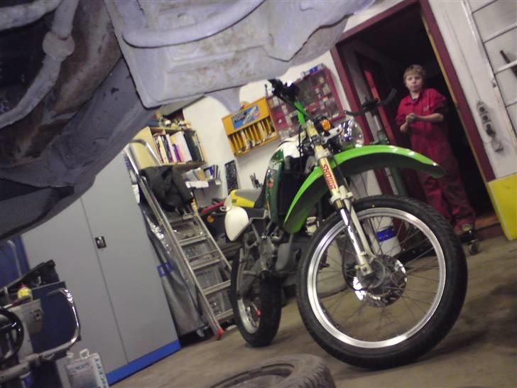 Derbi Senda R - Så fik damen ´sQ nyt gummi på. (: billede 1