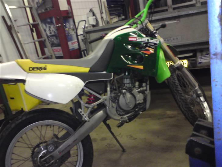 Derbi Senda R - Så fik damen ´sQ nyt gummi på. (: mangler dog at sætte kæde og udstøning på. :) billede 7