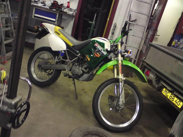 Derbi Senda R - Så fik damen ´sQ nyt gummi på. (: mangler dog at sætte kæde og udstøning på. :) billede 9